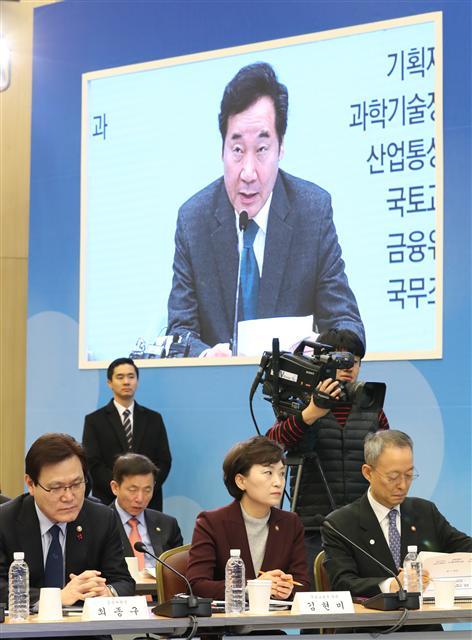 <YONHAP PHOTO-3492> 이 총리 발언 경청하는 세 장관 (세종=연합뉴스) 이진욱 = 24일 오전 세종컨벤션센터에서 열린 4차산업 혁명과 혁신성장에 대한 업무보고에서 백운규 산자부 장관(오른쪽부터), 김현미 국토부 장관, 최종구 금융위원장이 이낙연 국무총리의 발언을 경청하고 있다. 2018.1.24 cityboy@yna.co.kr/2018-01-24 09:17:22/ <저작권자 ⓒ 1980-2018 ㈜연합뉴스. 무단 전재 재배포 금지.>