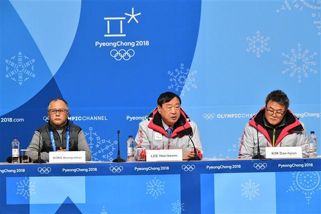 이희범(가운데) 평창동계올림픽 조직위원장은 23일 강원도 평창군 메인프레스센터에서 열린 개폐회식 미디어브리핑에서 “북한의 참가로 개폐회식에서 바뀌는 건 ‘공동입장’ 뿐”이라며 일각의 평창올림픽 북한 체제 선전장 전락 우려에 선을 그었다.  박현구 기자/phko@