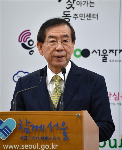 박원순 서울시장은 24일 서울시청에서 기자설명회를 갖고 “tbs 프리랜서 비정규직의 정규직화가 공정한 노동 위에 공정한 언론이 굳건히 설 수 있는 토대가 되길 바란다”고 했다.