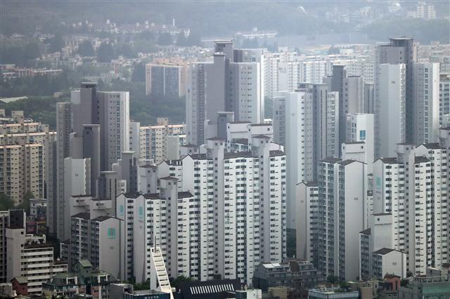 지난해 주요 은행의 전세 대출 증가 폭이 역대 최대 규모로 기록한 것으로 나타났다. 정부의 주택담보대출 규제로 내집마련이 어려워지자 손쉬운 전세 대출로 방향을 튼 이들이 많다는 분석이다.  사진은 서울 아파트 밀집지역 모습.  [헤럴드경제DB]