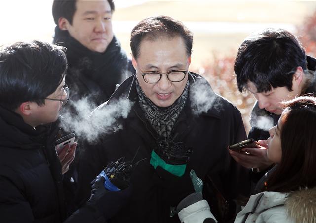 이명박 전 대통령의 조카인 이동형 다스 부사장이 24일 오전 불법 자금 조성 혐의를 받는 피의자 신분으로 조사받기 위해 서울동부지검으로 들어서고 있다.  [연합뉴스]