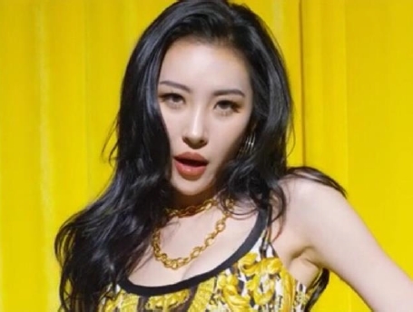 <선미 MV 메이크업 사용 제품 : 로레알파리 트루 매치 파운데이션 F1 로즈 아이보리 & 메탈릭 어딕션-멀티 스틱 퓨어 골드>