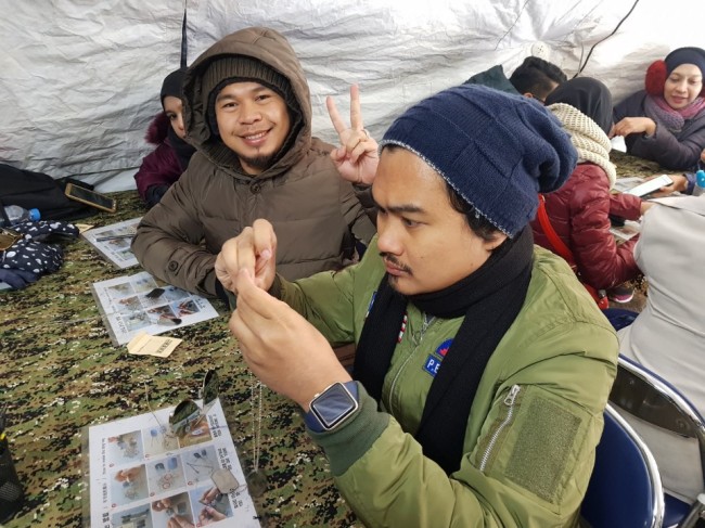말레이지아 관광객이 파주 캠프그리브스를 방문해 '태양의 후예' 프로그램을 체험하고있다.[사진제공=경기관광공사]