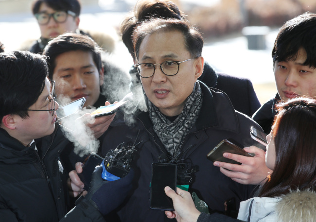 Lee Dong-hyung, a nephew of South Korea's ex-president Lee Myung-bak, arrives at the Seoul Eastern District Prosecutors’ Office on Wednesday. (Yonhap)