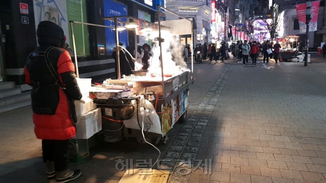 추운 날씨 탓에 명동거리는 한산했다. 노점들은 “추운날씨 탓에 매출이 절반도 나오지 않는다”고 말했다. [사진=김성우 기자/zzz@heraldcorp.com]