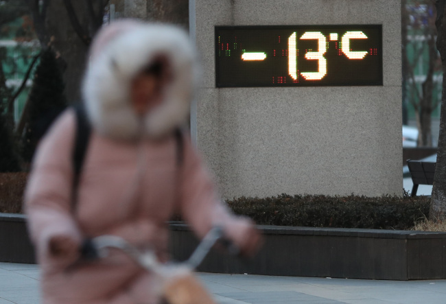 A light-emitting diode sign displays the temperature in eastern Seoul on Thursday. (Yonhap)