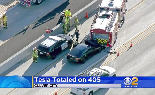 <YONHAP PHOTO-1686> This Monday, Jan. 22, 2018 still frame from video provided by KCBS-TV shows a Tesla Model S electric car that has crashed into a fire engine on Interstate 405 in Culver City, Calif. Two federal agencies have dispatched teams to investigate the crash of the car that may have been operating under its semi-autonomous "Autopilot" system. National Transportation Safety Board send investigators to Culver City on Tuesday, while the National Highway Traffic Safety Administration confirmed Wednesday, Jan. 24, that it is also dispatching a special team "to investigate the crash and assess lessons learned." (KCBS-TV via AP)/2018-01-25 08:26:52/ <저작권자 ⓒ 1980-2018 ㈜연합뉴스. 무단 전재 재배포 금지.>