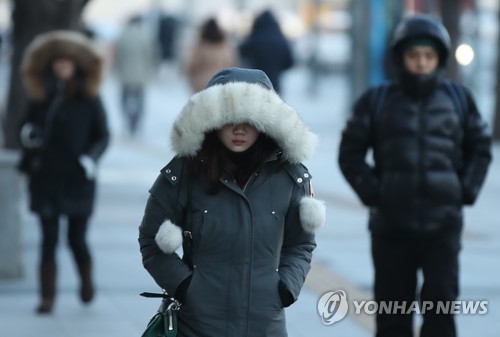 한파가 몰아친 지난 23일 오전 서울 종로구 광화문 광장 근처에서 시민들이 두꺼운 옷으로 중무장한 채 출근하는 모습. (사진=연합뉴스)