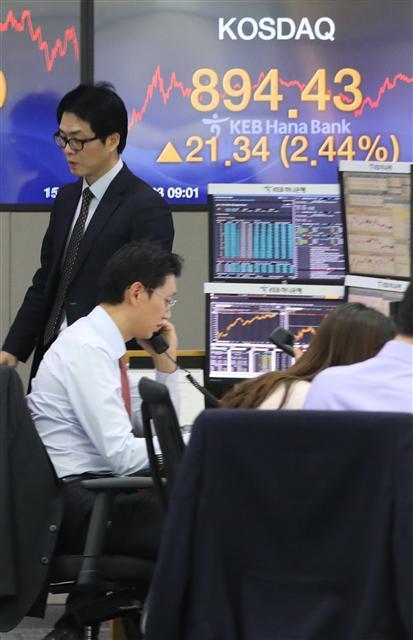 한달간 코스닥 지수가 14.8%, 코스닥 150 지수가 22.6% 상승한 가운데 관련 ETF를 어떻게 할 지에 대한 방향설정이 중요해지고 있다. 사진은 23일 명동 KEB하나은행 딜링룸 모습.  [연합뉴스]