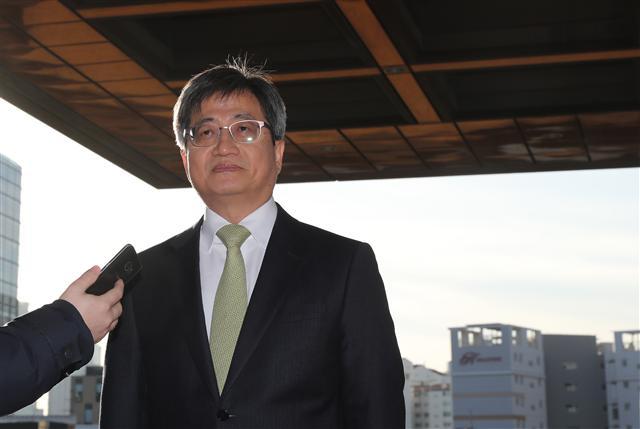 사법부 블랙리스트 의혹에 대한 추가조사 결과 불러온 파문에 대해 김명수 대법원장이 신속한 후속 조치와 고강도 쇄신카드를 꺼내 들었다. 사진은 김 대법원장이 25일 오전 서울 서초구 대법원으로 출근하고 있는 모습.  [연합뉴스]
