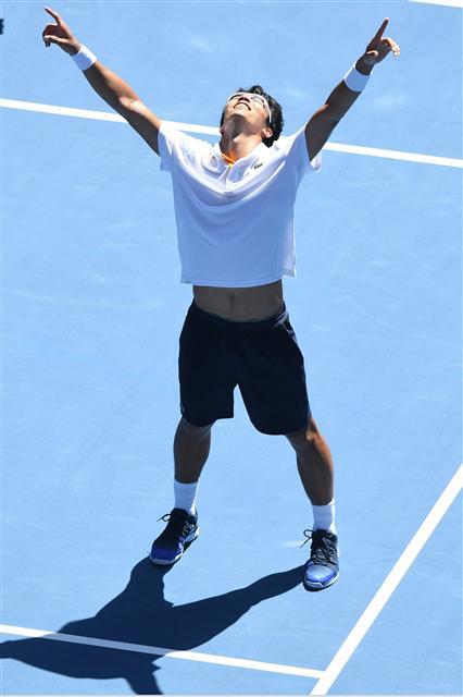 <YONHAP PHOTO-4904> epa06469353 Hyeon Chung of South Korea reacts after winning his quarter round match against Tennys Sandgren of the USA at the Australian Open Grand Slam tennis tournament in Melbourne, Australia, 24 January 2018. EPA/JOE CASTRO AUSTRALIA AND NEW ZEALAND OUT/2018-01-24 13:54:44/ <저작권자 ⓒ 1980-2018 ㈜연합뉴스. 무단 전재 재배포 금지.>