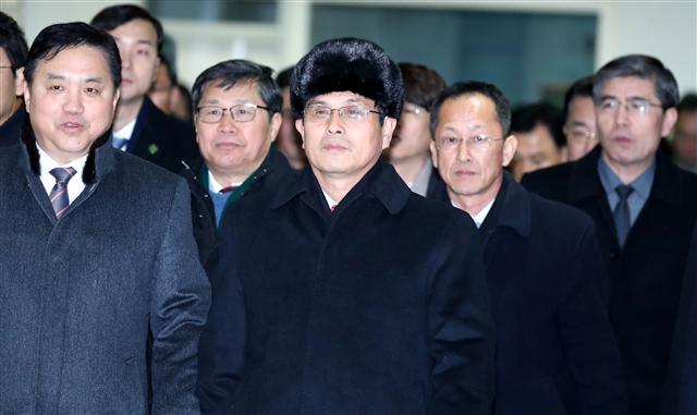 윤용복 북한 체육성 부국장을 단장으로 한 북측 선발대가 25일 오전 경기 파주시 남북출입사무소(CIQ)를 통해 입경하고 있다. 남북 단일팀을 이룰 여자 아이스하키 선수단과 함께 방남한 북측 선발대는 2박3일 일정으로 서울과 강릉, 평창을 방문해 경기장 및 프레스센터, 선수단과 응원단, 태권도시범단 등이 머물 숙소, 태권도시범단 공연장 등을 두루 점검할 계획이다. 쇼트트랙과 알파인스키, 크로스컨트리스키, 피겨스케이팅 등 여자아이스하키를 제외한 나머지 종목에 출전하는 북한 선수들은 2월 1일 방남한다.  [사진공동취재단=연합뉴스]