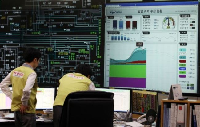 Officials at the Korea Power Exchange keep an eye on power levels. (Yonhap)