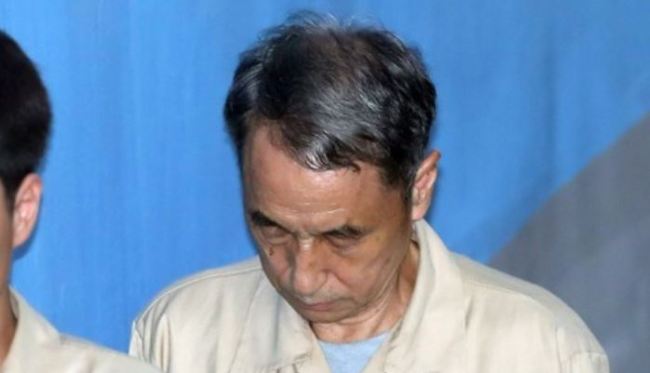 This file photo shows Shin Hyun-woo, former head of Oxy Reckitt Benckiser, appearing at a courthouse for a trial in Seoul on July 26, 2017. He has been convicted of professional negligence causing some 73 deaths from the use of toxic humidifier disinfectants from 2006 to 2011. (Yonhap)