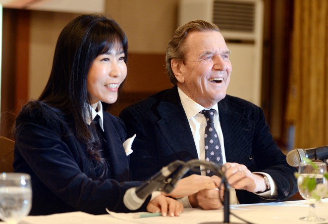 [Photo News] Former German Chancellor to marry Korean interpreter