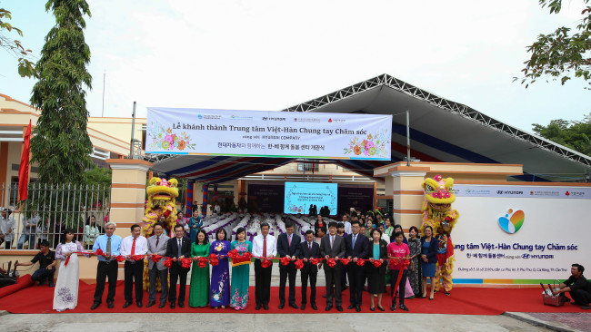 Hyundai Motor officials, community leaders and Korean consuls cut the ribbon at the opening ceremony of the Han-Viet Multicultural Center in Can Tho, southern Vietnam, Thursday.
(Hyundai Motor)　