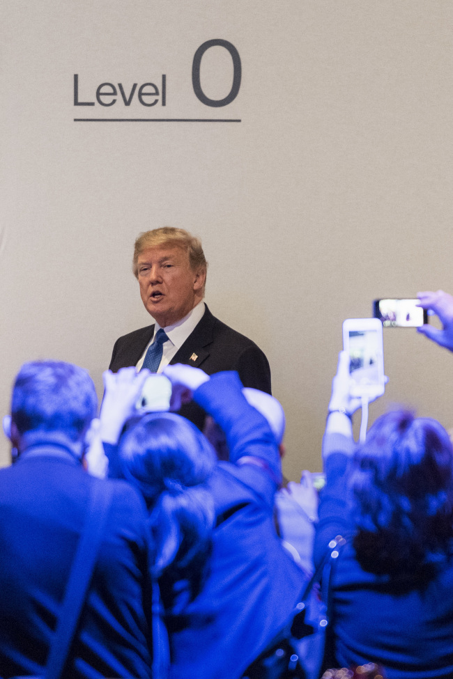 <YONHAP PHOTO-0778> US President Donald Trump photographed and filmed with mobile devices by participants during the annual meeting of the World Economic Forum, WEF, in Davos, Switzerland, Thursday, Jan. 25, 2018. (Gian Ehrenzeller/Keystone via AP)/2018-01-26 05:16:14/ <저작권자 ⓒ 1980-2018 ㈜연합뉴스. 무단 전재 재배포 금지.>
<YONHAP PHOTO-0778> US President Donald Trump photographed and filmed with mobile devices by participants during the annual meeting of the World Economic Forum, WEF, in Davos, Switzerland, Thursday, Jan. 25, 2018. (Gian Ehrenzeller/Keystone via AP)/2018-01-26 05:16:14/ <저작권자 ⓒ 1980-2018 ㈜연합뉴스. 무단 전재 재배포 금지.>