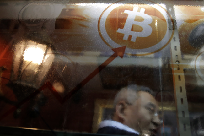 <YONHAP PHOTO-0220> FILE - In this Friday, Dec. 8, 2017, file photo, a man uses a Bitcoin ATM in Hong Kong. On Thursday, Jan. 11, 2018, the value of numerous forms of digital currency tumbled after South Korea, a hotbed for currencies like bitcoin, said it was weighing a trading ban. (AP Photo/Kin Cheung, File)/2018-01-12 00:46:36/ <저작권자 ⓒ 1980-2018 ㈜연합뉴스. 무단 전재 재배포 금지.>
<YONHAP PHOTO-0220> FILE - In this Friday, Dec. 8, 2017, file photo, a man uses a Bitcoin ATM in Hong Kong. On Thursday, Jan. 11, 2018, the value of numerous forms of digital currency tumbled after South Korea, a hotbed for currencies like bitcoin, said it was weighing a trading ban. (AP Photo/Kin Cheung, File)/2018-01-12 00:46:36/ <저작권자 ⓒ 1980-2018 ㈜연합뉴스. 무단 전재 재배포 금지.>