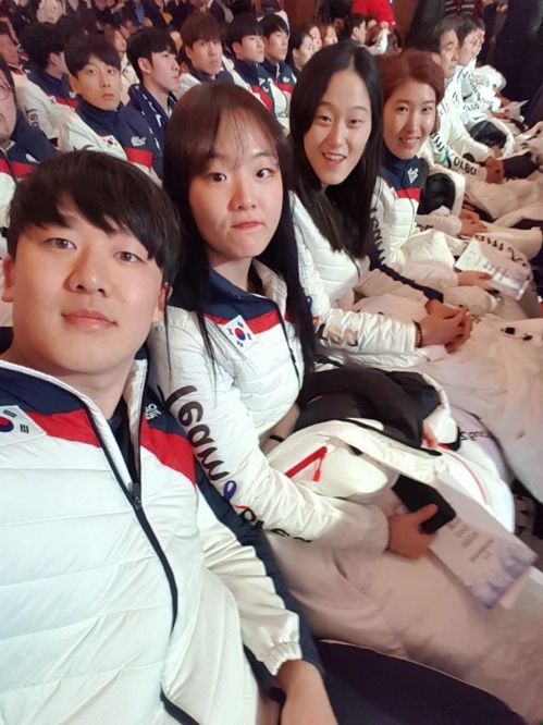 결단식에서 동료 선수들과 함께 사진을 찍은 경성현(왼쪽).