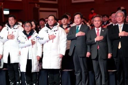 결단식에 참석한 경성현. 이낙연 국무총리(양복입은 사람 중 맨 왼쪽) 왼쪽 뒷줄. (사진=연합뉴스)