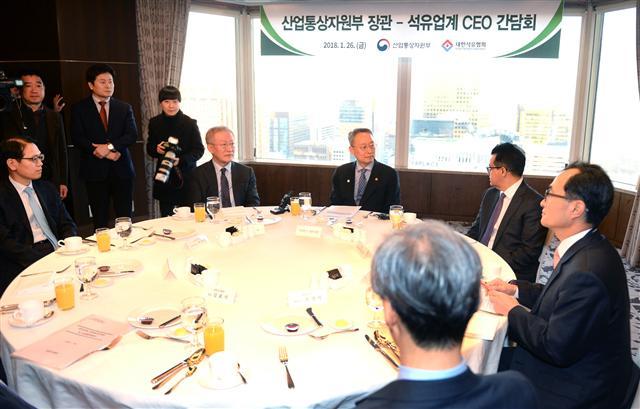 백운규(가운데) 산업통상자원부 장관이 26일 오전 서울 중구 롯데호텔에서 열린 석유업계 CEO 간담회에서 모두발언을 하고 있다.   ［제공=산업통상자원부］