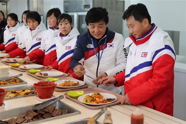 한국수출입은행이 운용하는 남북협력기금이 올해부터 대규모로 집행될 전망이다. 평창올림빅 북측 참가단 지원을 비롯해 향후 예상되는 남북 교류협력의 주요 재원이기 때문이다.
지난해 말까지 조성된 남북협력기금 총액은 13조8137억원이다. 약 5조원의 정부출연금과 약 8조원의 공자기금예수금, 1조원 가량의 운용수익으로 구성된다.
개성공단 철수기업 피해보상금이 대규모로 집행됐던 2016년을 제외하면 연간 집행행이 1000억원에도 못미쳤다. 지난 해에도 문재인 정부 출범에도 불구하고 북한의 미사일발사 및 핵실험과 유엔(UN)의 대북제재 강화 등이 이어지며 남북협력기금은 거의 집행되지 못했다.
하지만 올해는 북한의 평창동계올림픽 참가 등 남북간 해빙무드가 이어지면서 지원규모가 지난해보다 증가할 것으로 예상된다. 최근 현송월 북한 삼지연관현악단 단장 등 북한 예술단 사전점검단의 체류비도 이곳에서 지출됐다. 북한 측 평창동계올림픽 관련 경비도 남북협력기금으로 충당한다.
큰 돈은 남북경협이 될 가능성이 크다. 임을출 경남대 극동문제연구소 교수는 ‘대북제재와 남북경협: 2017년 평가와 2018년 전망’에서 “문재인 정부는 개성공단사업 등 경협재개에 대한 의지가 강해 보인다”고 관측했다.
남북협력기금은 남북 교류ㆍ협력사업 재원 마련을 목적으로 남북협력기금법에 따라 1991년 통일부에 설치한 기금이다. 주관부처는 통일부이지만 업무편의상 수출입은행이 통일부로부터 위탁받아 운용하고 있다. 남북교류 협력지원, 민족공동체회복지원 등에 대한 지원과 융자 형태로 쓰일 수 있다. 문영규 기자/ygmoon@