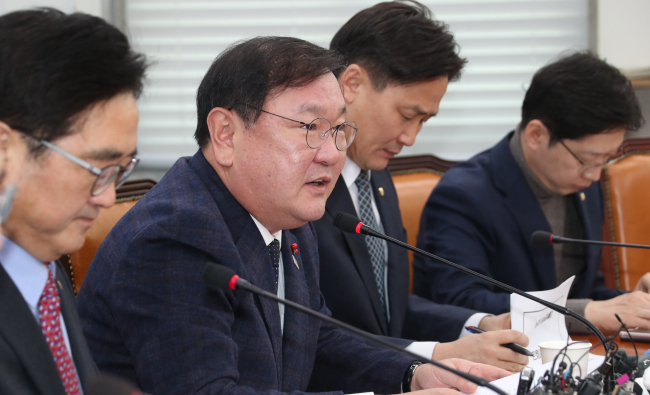 더불어민주당 김태년 정책위의장이 26일 국회에서 열린 원내대책회의에서 "정부는 저출산 극복을 최우선 국정과제 중 하나로 선정하고 일과 가정 양립지원 차원에서 육아휴직 확대 위한 다양한 맞춤형 정책을 추진하고 있다"고 발언하고 있다. [사진=연합뉴스]
더불어민주당 김태년 정책위의장이 26일 국회에서 열린 원내대책회의에서 "정부는 저출산 극복을 최우선 국정과제 중 하나로 선정하고 일과 가정 양립지원 차원에서 육아휴직 확대 위한 다양한 맞춤형 정책을 추진하고 있다"고 발언하고 있다. [사진=연합뉴스]