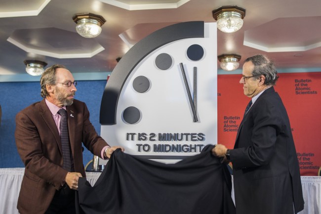 <YONHAP PHOTO-0300> epa06473933 Lawrence Krauss (L), director of the Arizona State University Origins Project, and Robert Rosner (R), professor at the University of Chicago announce that they have adjusted the so-called 'Doomsday Clock' to two minutes to midnight at the National Press Club in Washington, DC, USA, 25 January 2018. The Bulletin of the Atomic Scientists developed the doomsday clock as a symbol to 'represent the likelihood of a man-made global catastrophe.' EPA/JIM LO SCALZO/2018-01-26 01:16:23/ <저작권자 ⓒ 1980-2018 ㈜연합뉴스. 무단 전재 재배포 금지.>
<YONHAP PHOTO-0300> epa06473933 Lawrence Krauss (L), director of the Arizona State University Origins Project, and Robert Rosner (R), professor at the University of Chicago announce that they have adjusted the so-called 'Doomsday Clock' to two minutes to midnight at the National Press Club in Washington, DC, USA, 25 January 2018. The Bulletin of the Atomic Scientists developed the doomsday clock as a symbol to 'represent the likelihood of a man-made global catastrophe.' EPA/JIM LO SCALZO/2018-01-26 01:16:23/ <저작권자 ⓒ 1980-2018 ㈜연합뉴스. 무단 전재 재배포 금지.>