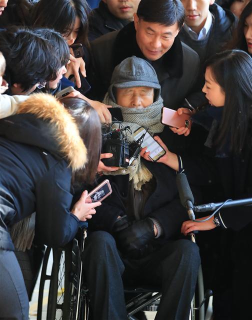 이명박 전 대통령의 친형인 이상득 전 새누리당 의원이 26일 오전 서울중앙지검에서 눈을 꼭 감은 채 휠체어를 타고 출석하고 있다.  [연합뉴스]