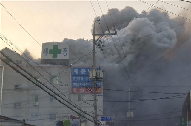 26일 오전 7시 30분께 경남 밀양시 가곡동 세종병원에서 화재가 화재가 발생, 30명 넘게 사망했다. 청와대는 화재 직후 국가위기관리센터를 기동, 대응에 나섰다.   [연합뉴스]