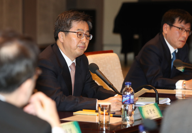 Finance Minister Kim Dong-yeon speaks at a forum with senior journalists at the press center in central Seoul on Jan. 26, 2018. (Yonhap)