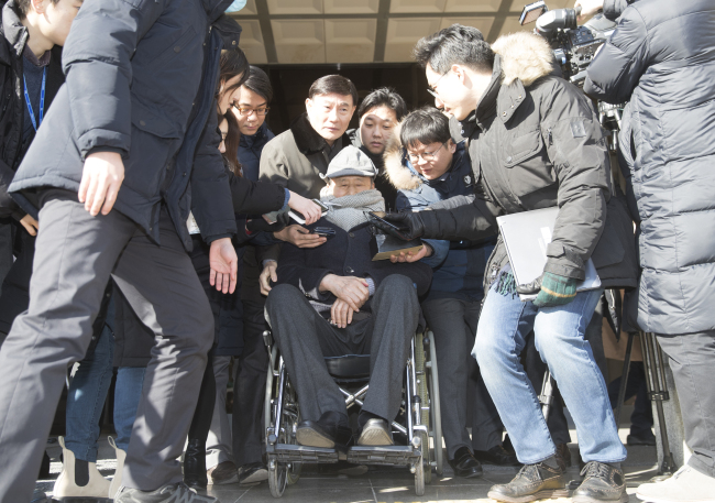 Lee Sang-deuk leaves the Seoul Central District Prosecutors' Office on Jan. 26, 2018, after being interrogated for about four hours. (Yonhap)