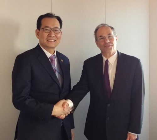South Korea's Vice Finance Minister Ko Hyoung-kwon (L) meets with Israel's Ambassador to Seoul, Chaim Choshen, at the ministry's office in Sejong, south of Seoul, on Jan. 26, 2018, in this photo provided by the Ministry of Strategy and Finance. (Yonhap)