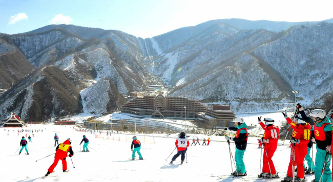 North Koreans enjoy skiing at Masikryong Ski Resort. The two Koreas agreed to hold joint skiing practices on its slopes. (Yonhap)