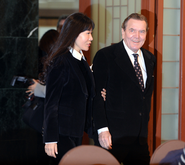 Gerhard Schroeder (right) with his fiancee Kim So-yeon, at a press conference held Jan. 25, 2018, announcing their plans for marriage. (Park Hyun-koo/The Korea Herald)