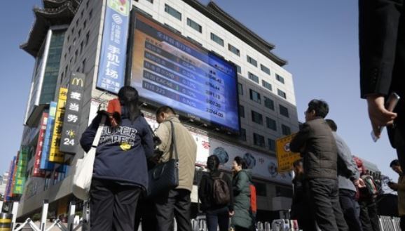 Wangfujing, one of the most famous shopping streets of Beijing, China. (Yonhap)