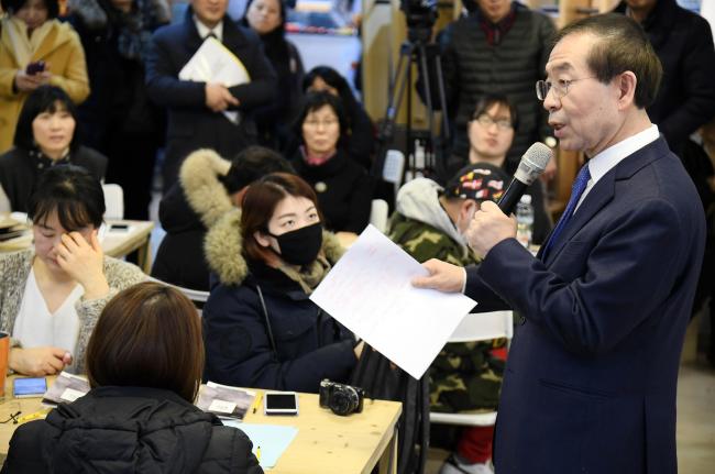 박원순 서울시장(오른쪽)이 23일 오전 서울 중구 서울시NPO지원센터에서 열린 '아이들이 맘껏 숨 쉬는 서울' 타운홀 미팅 행사에서 참석자들과 대화를 나누고 있다. [사진=연합뉴스]
박원순 서울시장(오른쪽)이 23일 오전 서울 중구 서울시NPO지원센터에서 열린 '아이들이 맘껏 숨 쉬는 서울' 타운홀 미팅 행사에서 참석자들과 대화를 나누고 있다. [사진=연합뉴스]