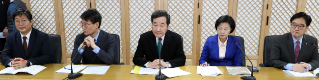 29일 오전 서울 여의도 더불어민주당 당사에서 열린 고위당정협의회에서 참석자들이 굳은 표정으로 앉아 있다. 왼쪽부터 더불어민주당 이춘석 사무총장, 장하성 대통령비서실 정책실장, 이낙연 국무총리, 추미애 대표, 우원식 원내대표.[사진=연합뉴스]
29일 오전 서울 여의도 더불어민주당 당사에서 열린 고위당정협의회에서 참석자들이 굳은 표정으로 앉아 있다. 왼쪽부터 더불어민주당 이춘석 사무총장, 장하성 대통령비서실 정책실장, 이낙연 국무총리, 추미애 대표, 우원식 원내대표.[사진=연합뉴스]