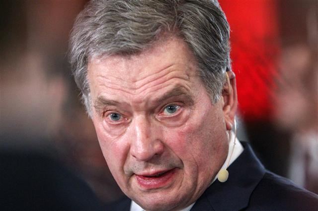 <YONHAP PHOTO-2233> epa06482141 Finnish President Sauli Niinisto waiting final results after the announcement of the results of the pre-cast votes of the presidential elections at the House of the Estates in Helsinki, Finland, 28 January 2018. Niinisto is leading the presidential election with some 64.4 per cent of support, while Green candidate Pekka Haavisto comes in second position with some 11.2 per cent according to early voting results. Niinisto is widely expected to win enough votes during the first round of election that takes place on 28 January. Should none of the candidates win a simple majority of votes, a second round of voting will take place between the two top contenders that have received the most votes. EPA/Pekka Sipola/2018-01-29 06:04:03/ <저작권자 ⓒ 1980-2018 ㈜연합뉴스. 무단 전재 재배포 금지.>