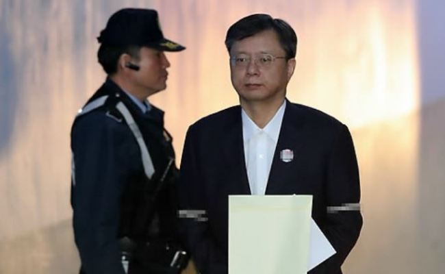 Woo Byung-woo, former senior presidential secretary for civil affairs, is shown in this photo filed Jan. 22, 2018, walking toward the courthouse to attend his trial. (Yonhap)