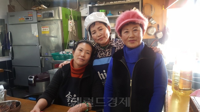 서울 종로에서 식당을 운영하는 중국동포 강신숙 씨 자매. 왼쪽부터 장웨선, 허순희, 강신숙 씨.