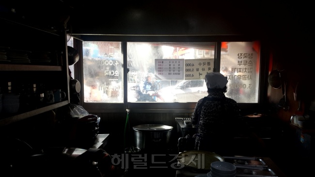 순희 씨가 식당에서 요리를 하고 있는 모습. [사진=정세희 기자/say@heraldcorp.com]