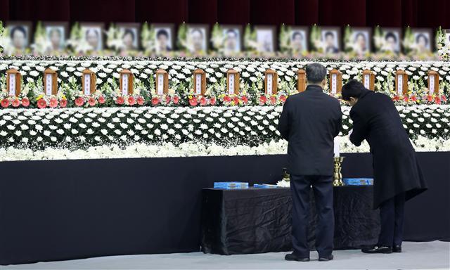 <YONHAP PHOTO-4422> 출근 전 합동분향소 조문 (밀양=연합뉴스) 김준범 기자 = 29일 오전 경남 밀양시 삼문동 밀양문화체육회관에 마련된 밀양 세종병원 화재 희생자 합동분향소에 조문객 발길이 이어지고 있다. 2018.1.29 2018.1.28 psykims@yna.co.kr/2018-01-29 09:15:27/ <저작권자 ⓒ 1980-2018 ㈜연합뉴스. 무단 전재 재배포 금지.>
