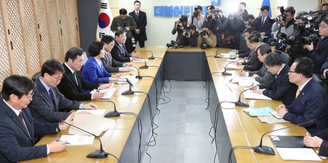 Top officials from the government and ruling Democratic Party hold a policy coordination meeting at the party's headquarters in Seoul on Jan. 29, 2018. (Yonhap)