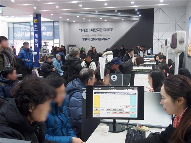 지난 26일 개관한 ‘개봉역 센트레빌 레우스’ 견본주택에 주말 포함 사흘간 2만6000여명이 다녀갔다. 견본주택에 몰린 방문객 모습