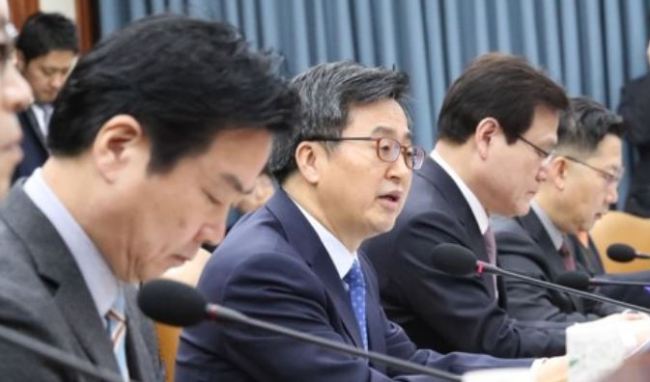 Finance Minister Kim Dong-yeon (2nd from L) speaks during an economy-related ministers meeting in Seoul, on Jan. 29, 2018. (Yonhap)