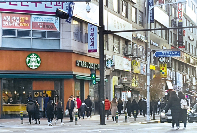 지난 28일 경기도 일산의 시내의 모습. 평일에 비해 사람들이 눈에 띄게 증가했다.
정세희 기자 say@heraldcorp.com