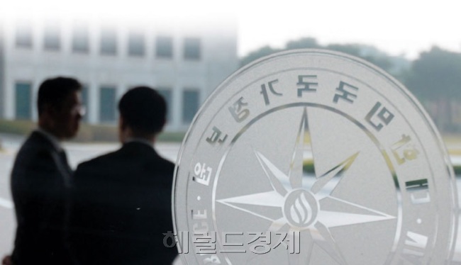 대북공작금을 비밀리에 유용해 김대중ㆍ노무현 전 대통령에 대한 음해 공작에 사용한 혐의를 받는 전직 국정원 간부들에 대해 29일 검찰이 구속영장을 청구했다. [사진=헤럴드경제DB]