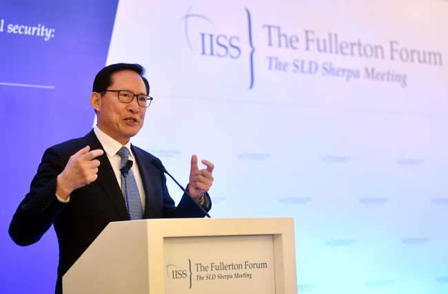 　South Korea‘s Defense Minister Song Young-moo delivers a keynote address at the sixth International Institute for Strategic Studies Fullerton forum in Singapore on Monday. AFP-Yonhap
