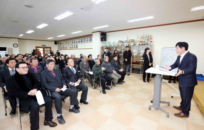 정찬민 용인시장이 용인 남사면에서 찾아가는 시민과의 대화를 열고있다.[사진제공=용인시]
정찬민 용인시장이 용인 남사면에서 찾아가는 시민과의 대화를 열고있다.[사진제공=용인시]
